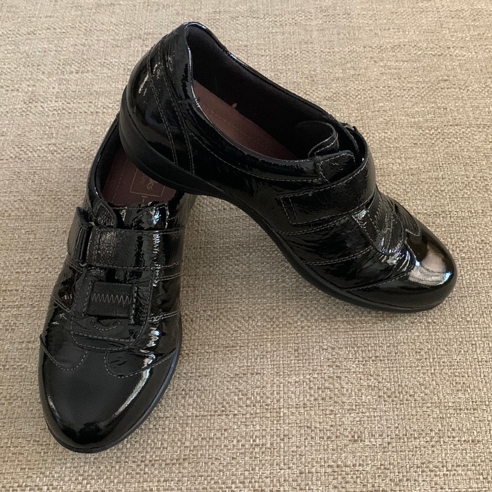 CLARKS patent leather black loafers us women's size 7 EUC